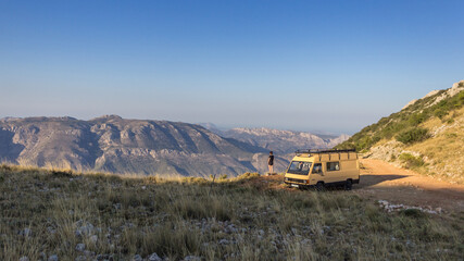 Obraz premium view of the mountains camper van