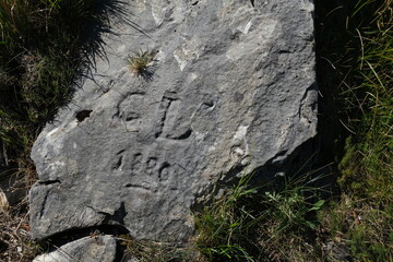 Ancient engraving indicating a path in the Apuan Alps.