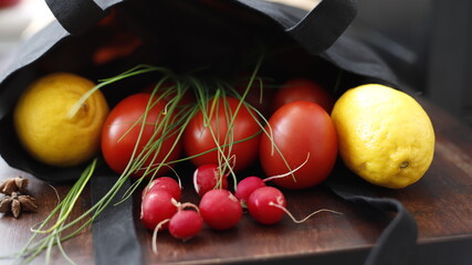 Warzywa świeże w torbie zakupowej zakupy na targu