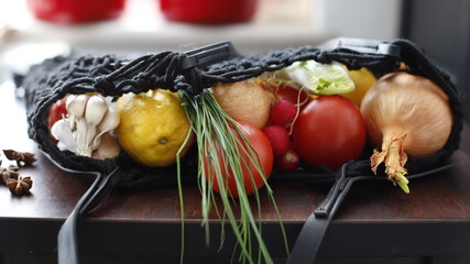 Warzywa świeże w torbie zakupowej zakupy na targu - obrazy, fototapety, plakaty