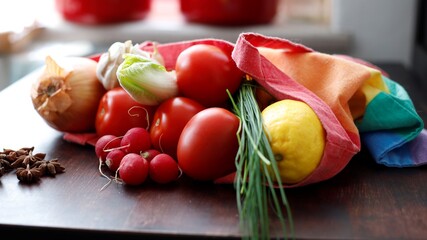 Fototapeta Warzywa świeże w torbie zakupowej zakupy na targu obraz