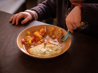 enfant qui mange un plat