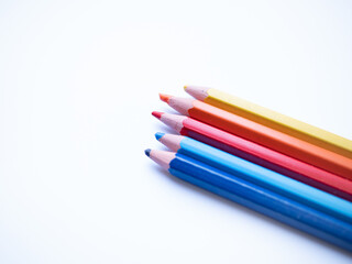 crayons de couleurs sur fond blanc