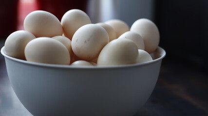 Jaja wiejskie w misce plastikowej szarej © Seance_Photo_Sylwia