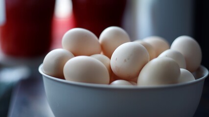 Jaja wiejskie w misce plastikowej szarej © Seance_Photo_Sylwia