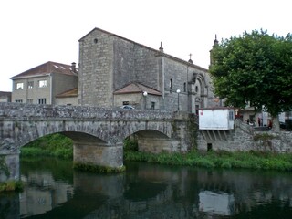 Paisagem de igreja e ponte na cidade de Padrón no Caminho de Santiago / Espanha