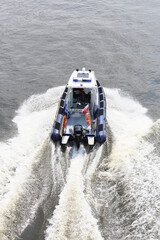 Policja na szybkiej łodzi patroluje rzekę. 