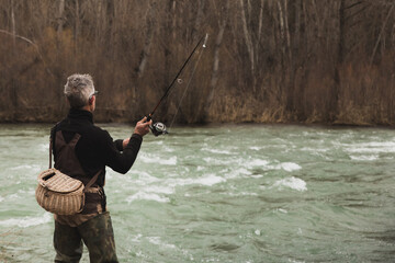 Pescador pescando en r&iacute;o 