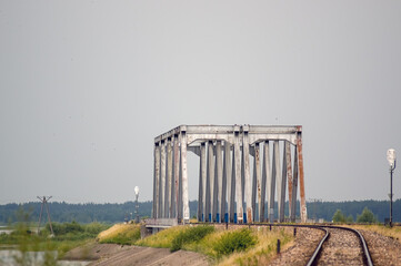 Stalowy most nad torami kolejowymi