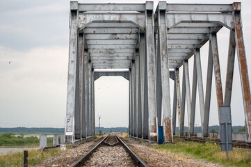 Stalowy most nad torami kolejowymi