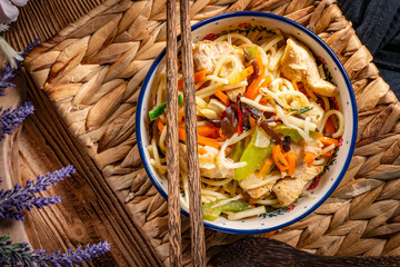 Fried noodles with chicken and vegetables.