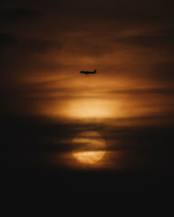 Avión en el atardecer