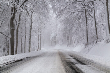 Route d'accès au Ballon d'Alsace, sommet du massif des Vosges dans le Territoire de Belfort, sous la neige de l'hiver