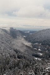 Vue panoramique depuis le ballon d'Alsace, sommet du massif des Vosges, dans Territoire de Belfort (Franche-Comté), sous la neige de l'hiver