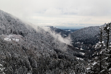 Vue panoramique depuis le ballon d'Alsace, sommet du massif des Vosges, dans Territoire de Belfort (Franche-Comté), sous la neige de l'hiver