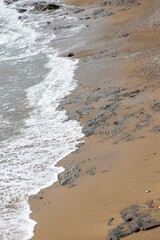 Des vagues touchant le sable d'une plage