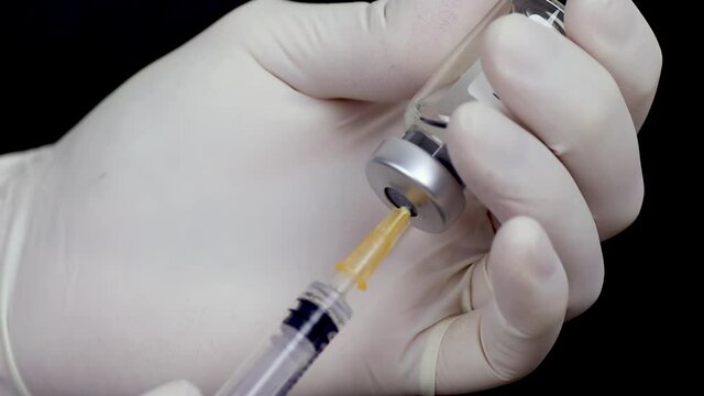 Close up llenando jeringa con vacuna