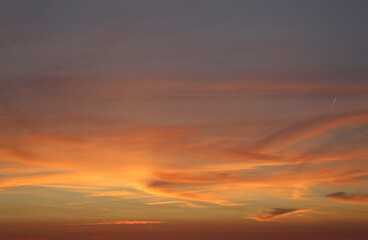 coucher de soleil avec une jolie couleur orangée qui illumine une merveilleuse nature prête à se couchée