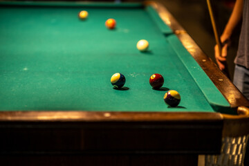 Mesa de Bilhar com bolas espalhadas