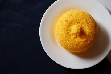 Cuscuz Brasileiro em fundo preto, com espaço vazio para texto. Comida típica do Nordeste do Brasil. Cuscuz de milho. 