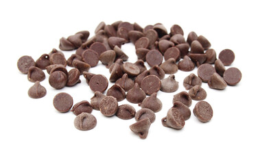 Naklejka premium Close up pile of chocolate morsels on white background
