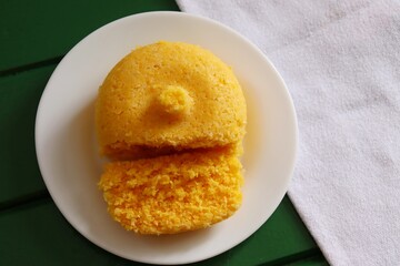 Cuscuz Brasileiro na mesa. Prato típico do Nordeste. Cuscuz de milho. 