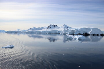 pequenas montanas de Glaciares en Antartica