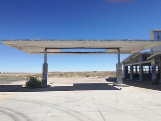 Verlassene Tankstelle in der Wüste