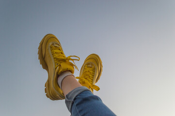 Pies apuntando al cielo