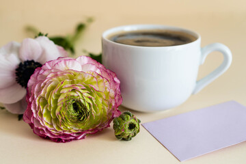 fiore rosa tazza bianca di caffè e biglietto 