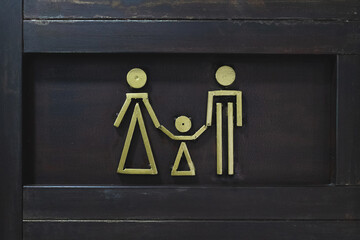 Icono amarillo claro de una familia conformada por una mujer, un hombre y un niño o niña en una...