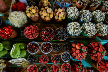 Puesto de frutos rojos mercado