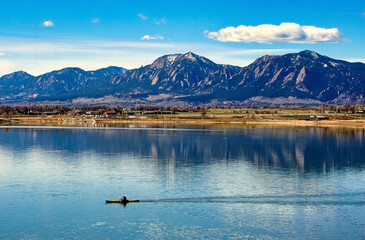 Fototapeta na wymiar Kayaking on Boulder, Colorado's reservoir provides great views of the Flatiron mountains