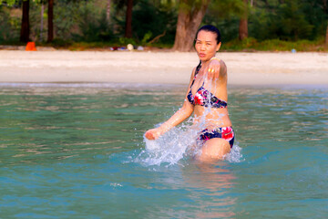 Naklejka premium Woman is traveler enjoy in water
