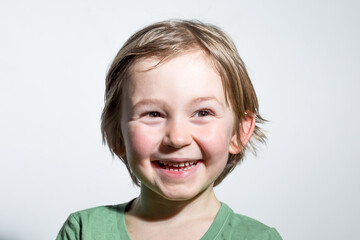 Portrait d'un enfant garçon blond qui rigole