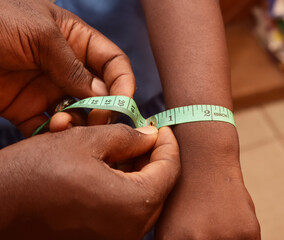 Measuring with a measure tape 