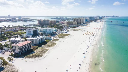 Photo sur Plexiglas Clearwater Beach, Floride Island Clearwater Beach FL. Ocean or shore Gulf of Mexico. Spring break or Summer vacations in Florida. Hotels, restaurants and Resorts. Tropical Nature. Aerial view.