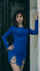 CHICA JOVEN CON VESTIDO AZUL EN EL PORTAL