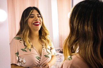 Latina espejo sonriente