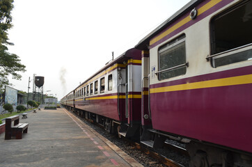 Obraz premium January 26, 2018 - Sungnoen, Nakhon ratchasima, Thailand: Trains in Thailand, Translation text on the sign : The name of district in Thailand, called : Sungnoen, mean : Hight Hills.