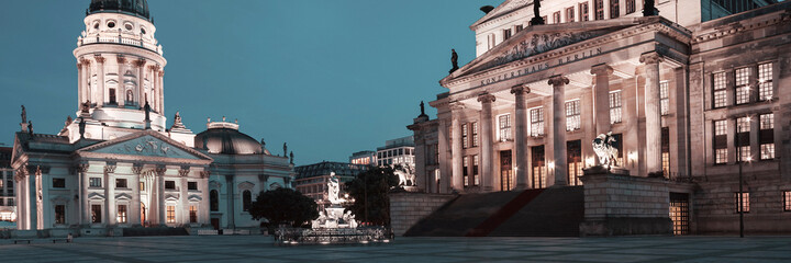 Fototapeta premium Gendarmenmarkt in Berlin at night