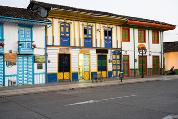 facades de maisons sur la place centrale de Salento, Quindío, Colombie