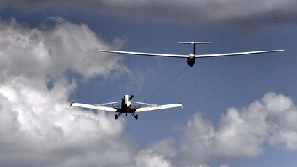 Fototapeta na wymiar Glider being towed aloft