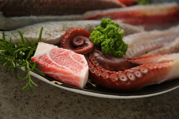 Seasoned seafood with fresh octopus, salmon, tuna and flatfish in one plate. 싱싱한 문어, 연어, 참치, 광어가 한 접시에 있는 모듬 해산물