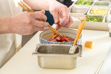 Japanese chef makes tuna sashimi rice bowl
