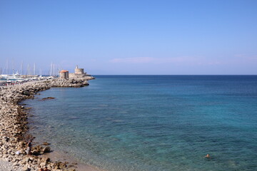 ギリシャの青い海とヨット