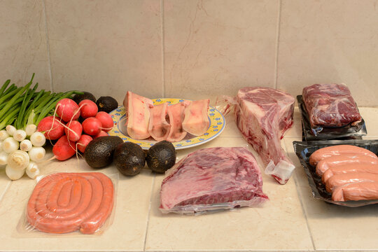 Cortes de carne e ingredientes para hacer una carne asada en la parrilla. Concepto de parrillada Mexicana
