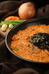 갈색 배경에 김이 올라가 있는 한국식 볶음밥 Korean fried rice with seaweed on top of brown background.