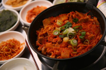 Kimchi Jjigae, a traditional Korean food that boils and tastes delicious
끓여서 맛있게 맛보는 전통 한식 김치 찌개