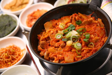 Kimchi Jjigae, a traditional Korean food that boils and tastes delicious
끓여서 맛있게 맛보는 전통 한식 김치 찌개